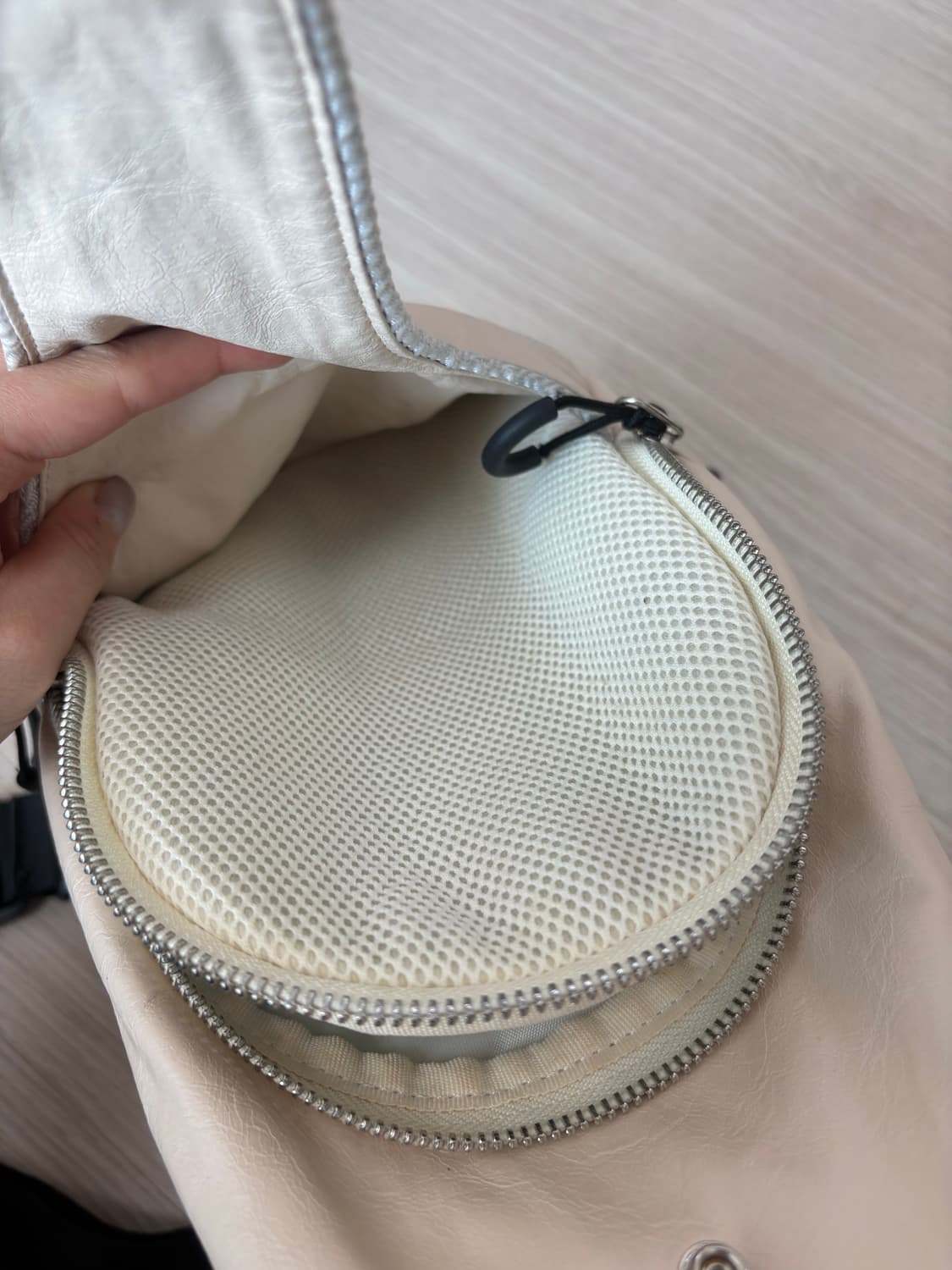 미스치프 슬링백 크림 판매합니다 상품이미지2