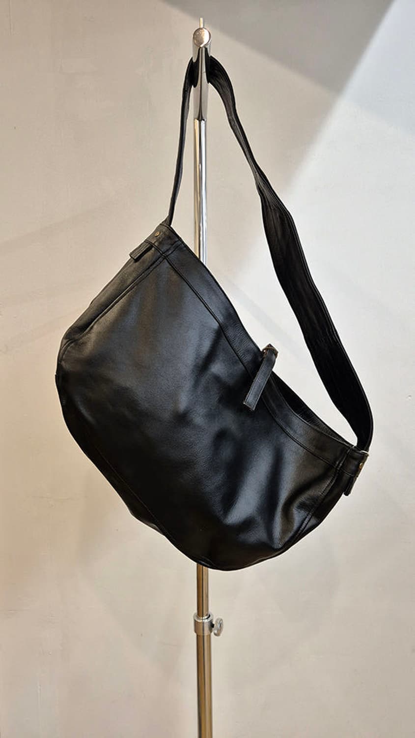 CCU Leather 레더 뉴스보이 라지 크로스백 상품이미지1