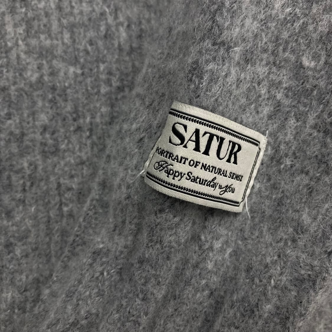 세터 그레이 컬러 스펠아웃 빅로고 니트 상품이미지2