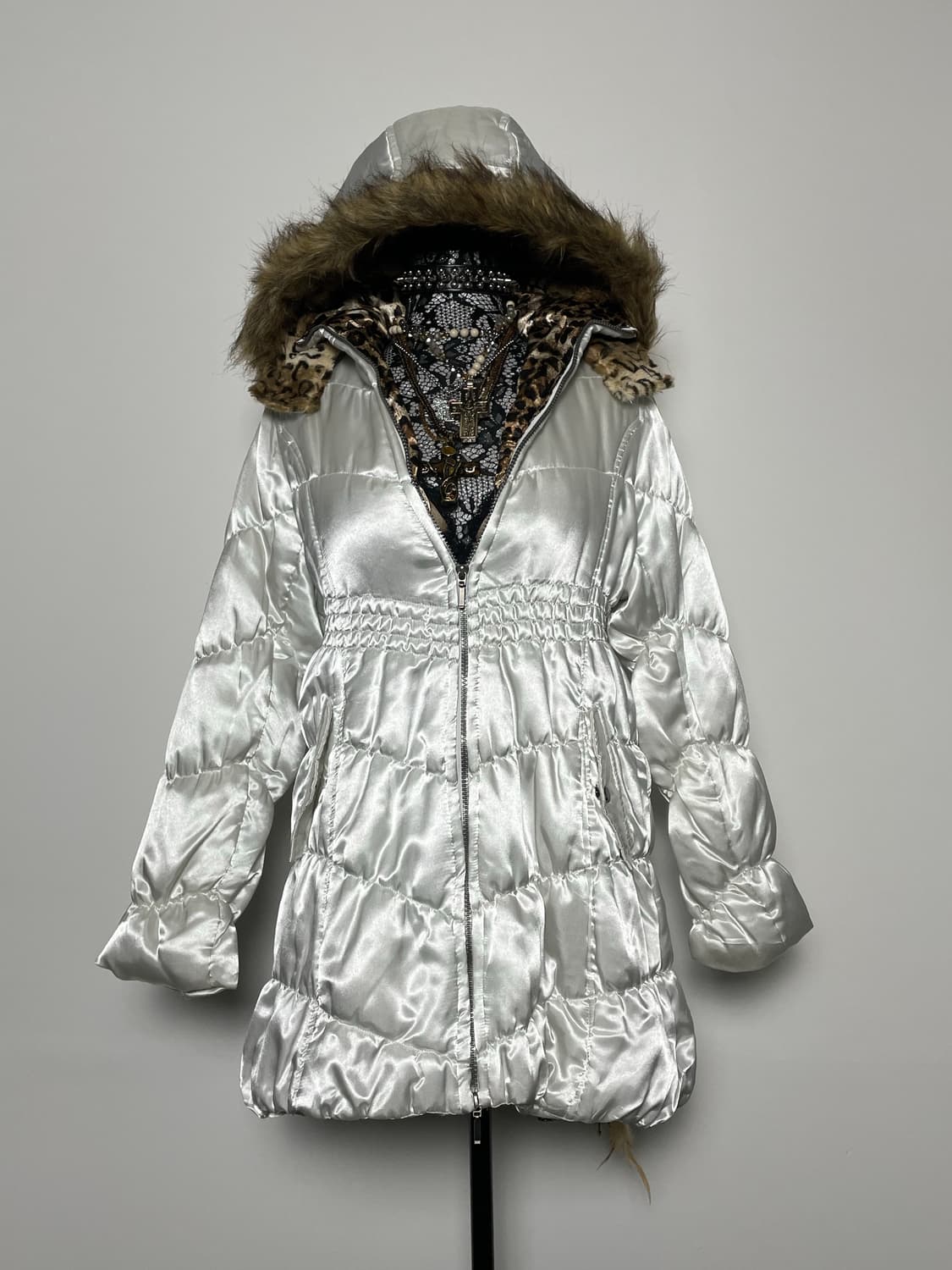 SKY BOMBER 스카이봄버 호피 실크 유광 화이트 실버 패딩자켓 상품이미지4