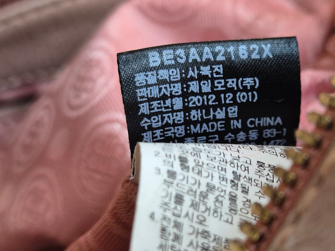 빈폴 핑크색 가죽 숄더백입니다. 톤다운된 핑크색이라서 튀지 않고 은은하게 상품이미지5
