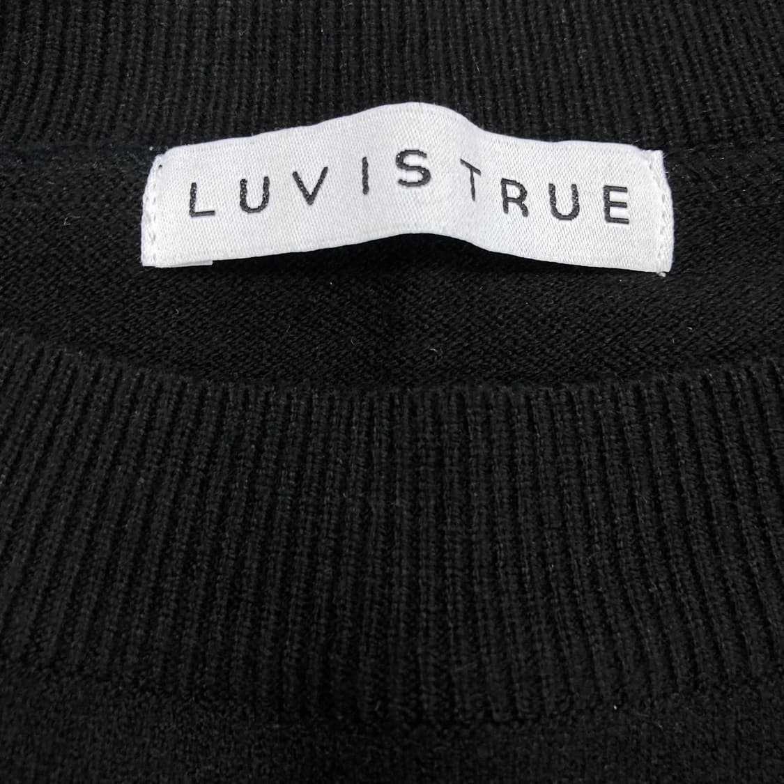 러브이즈트루 블랙 컬러 빅로고 니트 상품이미지3