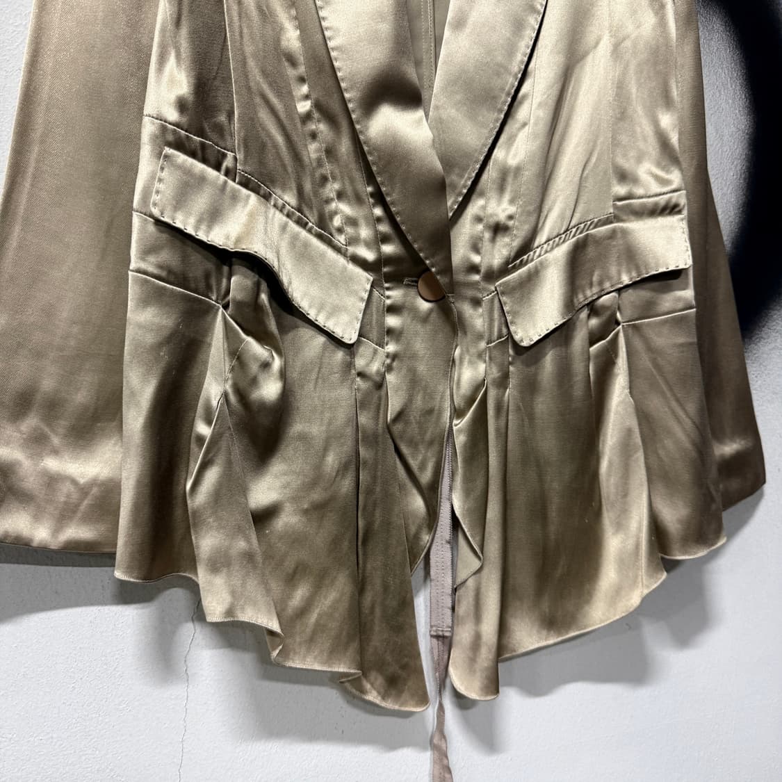 Jigott 긱시크 골드 스티치 러프 디테일 새틴 자켓 상품이미지4