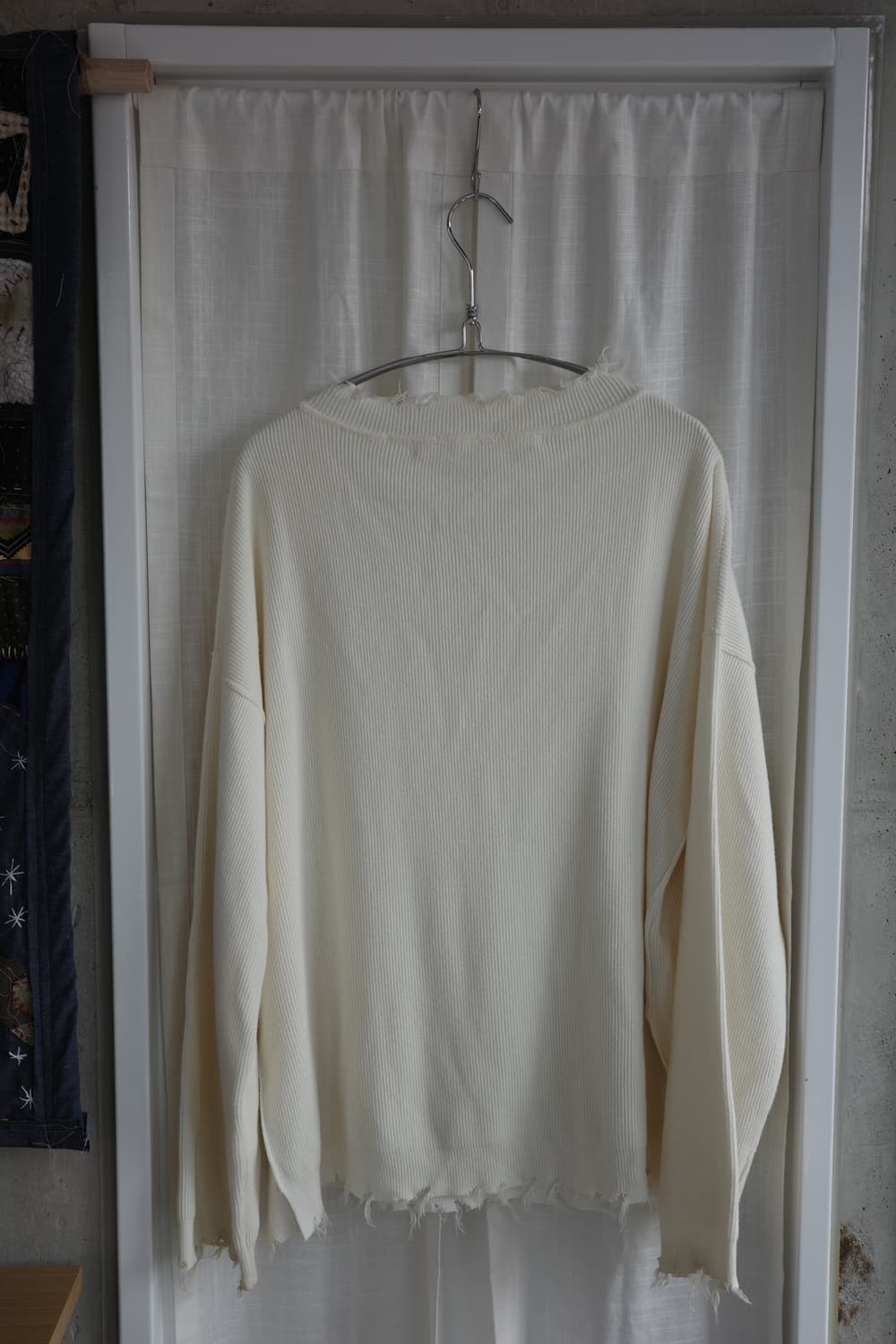 Perverze 퍼버즈  브이넥 데미지 니트 상품이미지3