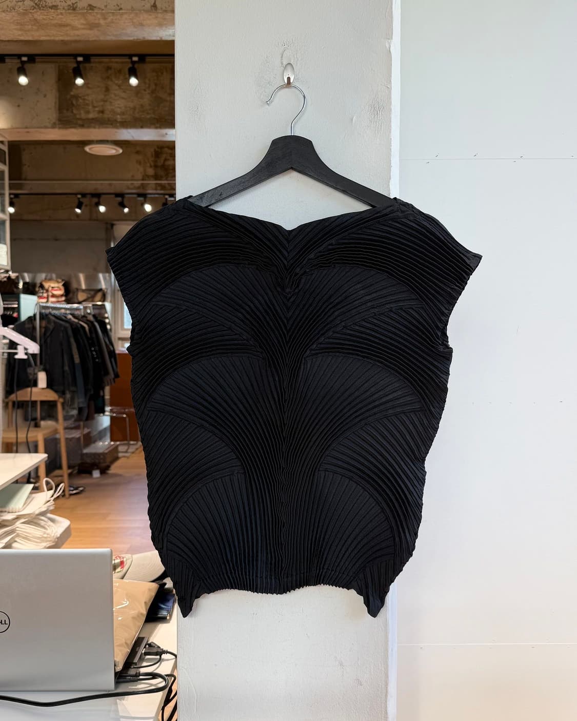 이세이미야케 블랙 링컬 슬리브리스  상품이미지7