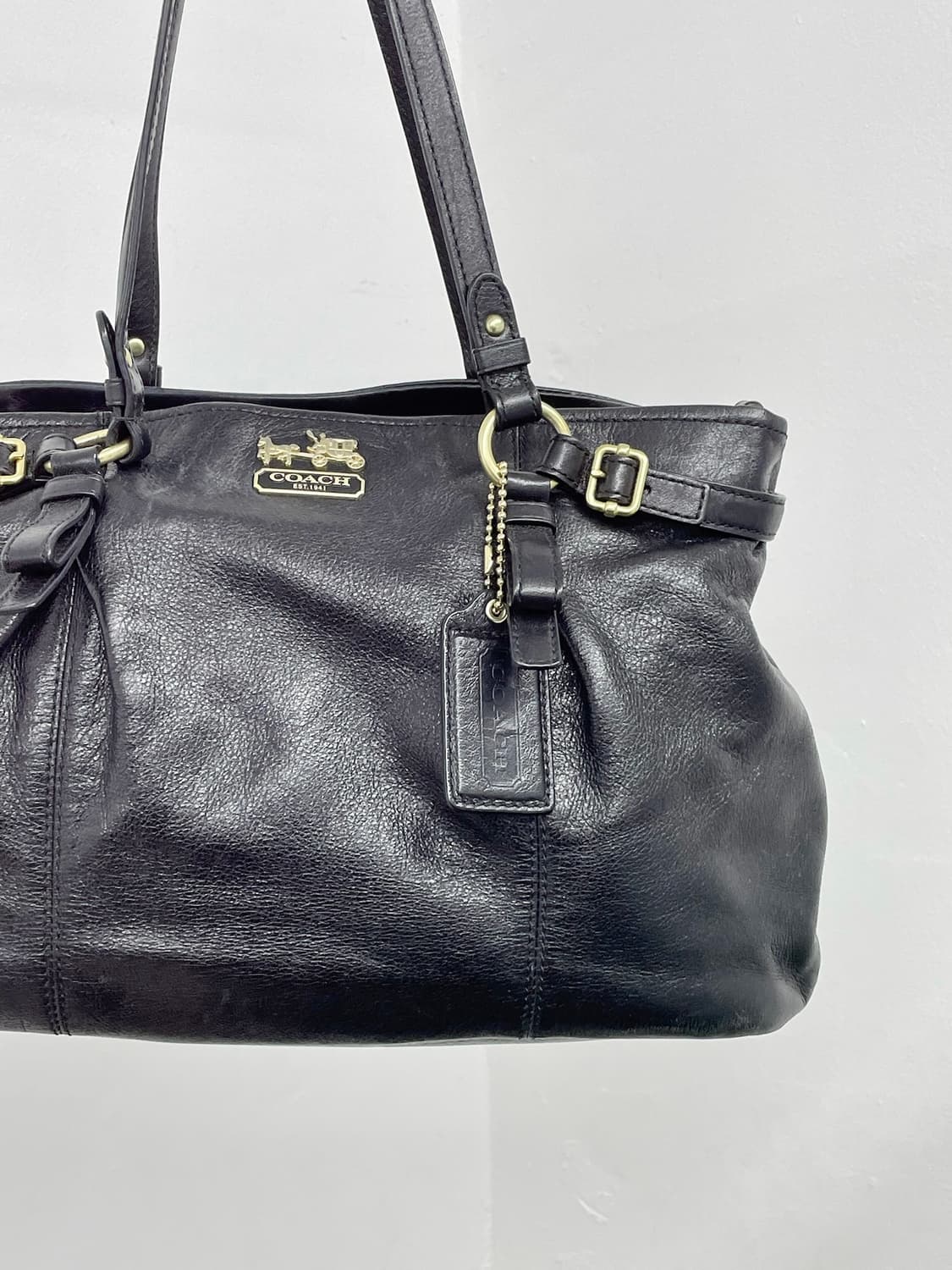 코치 블랙 레더 스트랩 숄더백 상품이미지5