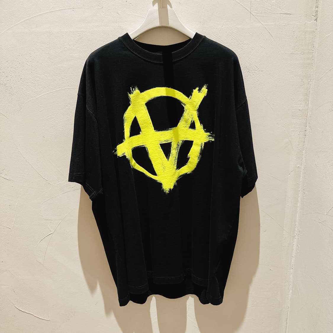 베트멍 유니섹스 더블 아나키 로고 오버사이즈 티 70% 상품이미지1