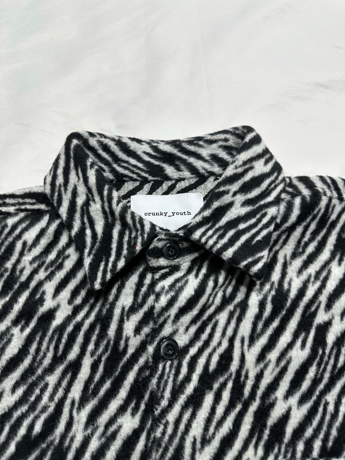 Crunky youth 지브라 모헤어 크롭 셔츠 상품이미지2