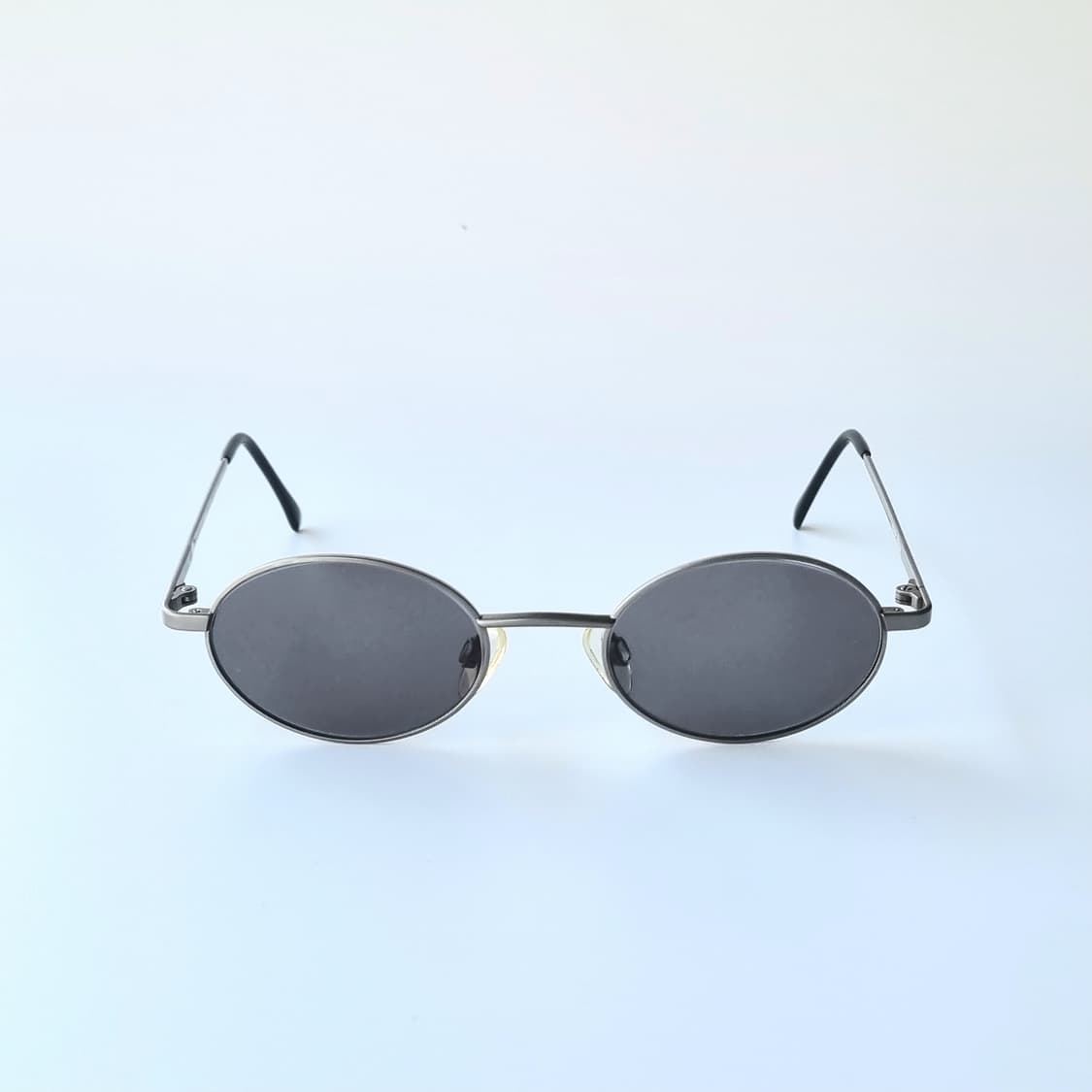 데드스탁 미니멀 빈티지 무드의 오발 쉐입 선글라스 상품이미지2