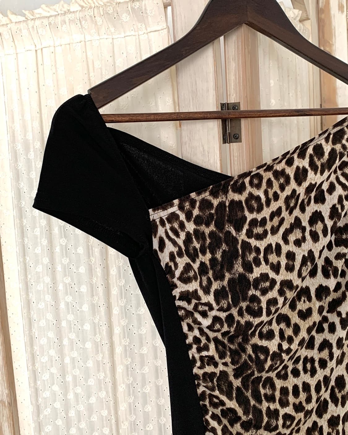 Leopard asymmetric off-shoulder top 상품이미지5