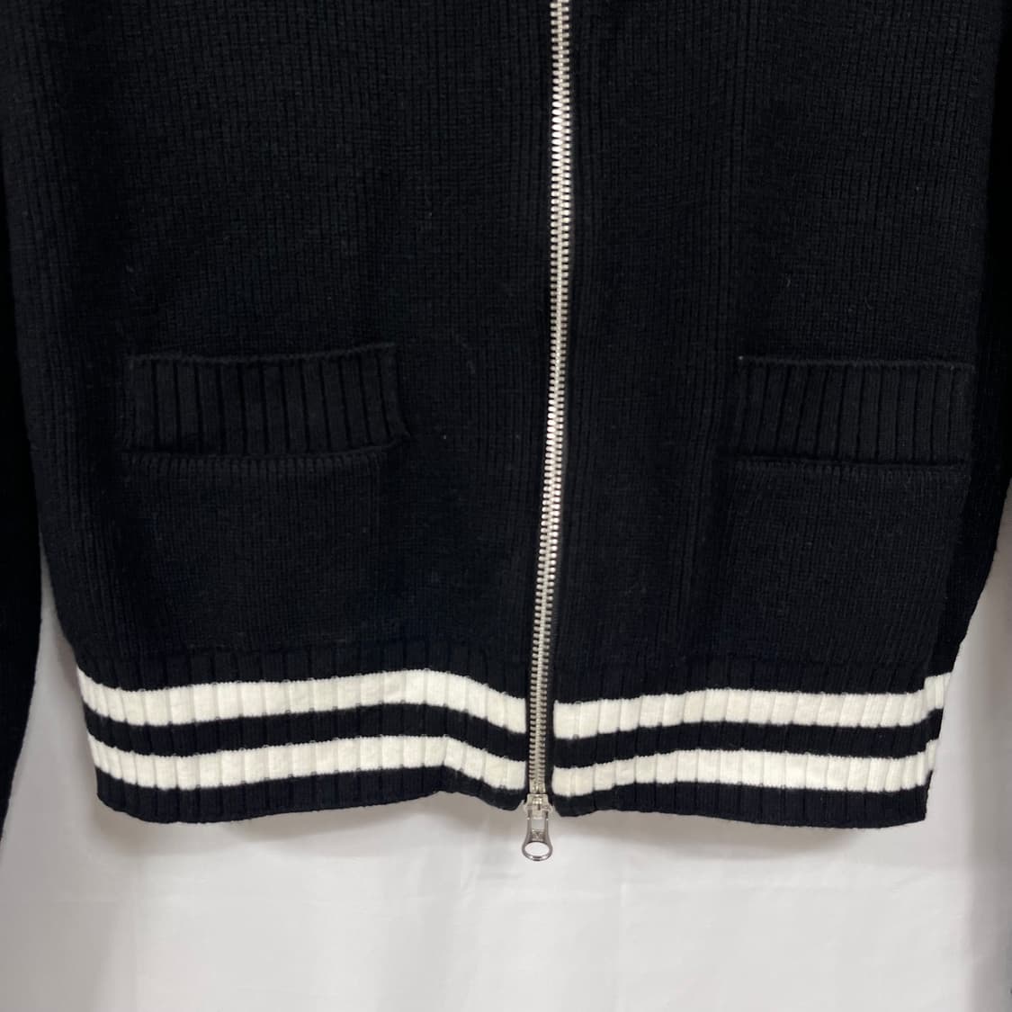 24FW 마뗑킴 스펠 포인트 스트라이프 니트 집압 가디건 상품이미지4