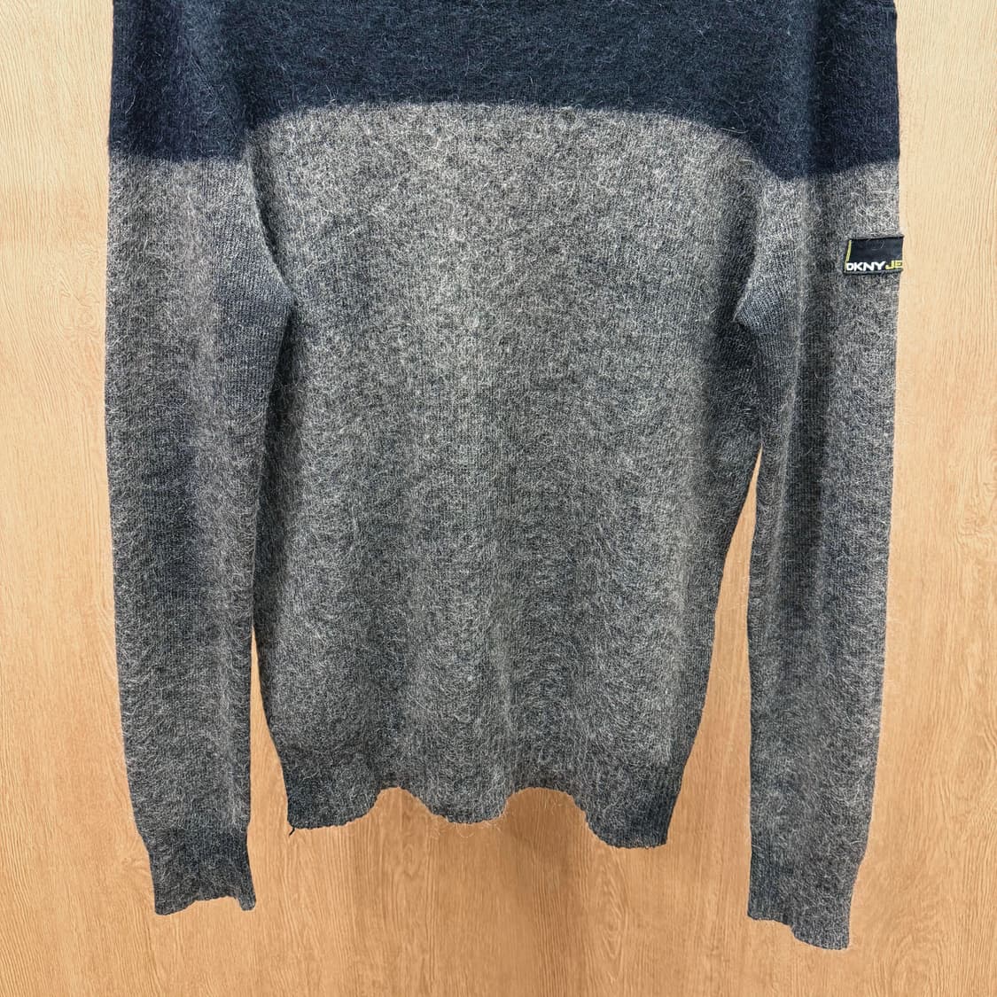 도나카란 뉴욕 라운드넥 니트 블랙 배색 로고 라벨 디테일 레귤러핏 차콜 상품이미지5