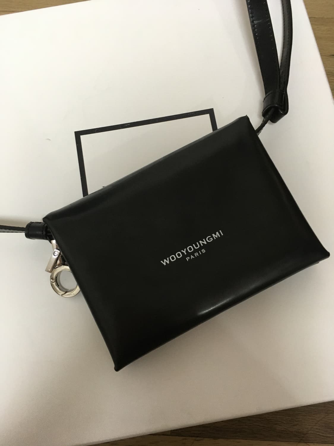 우영미 블랙 폴딩 크로스백 상품이미지4