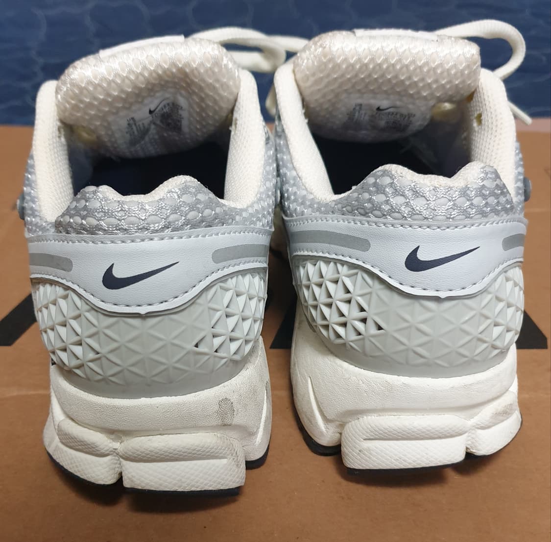 나이키 우먼스 줌보메로5 포튼 더스트 앤 메탈릭 실버 (235) 상품이미지4