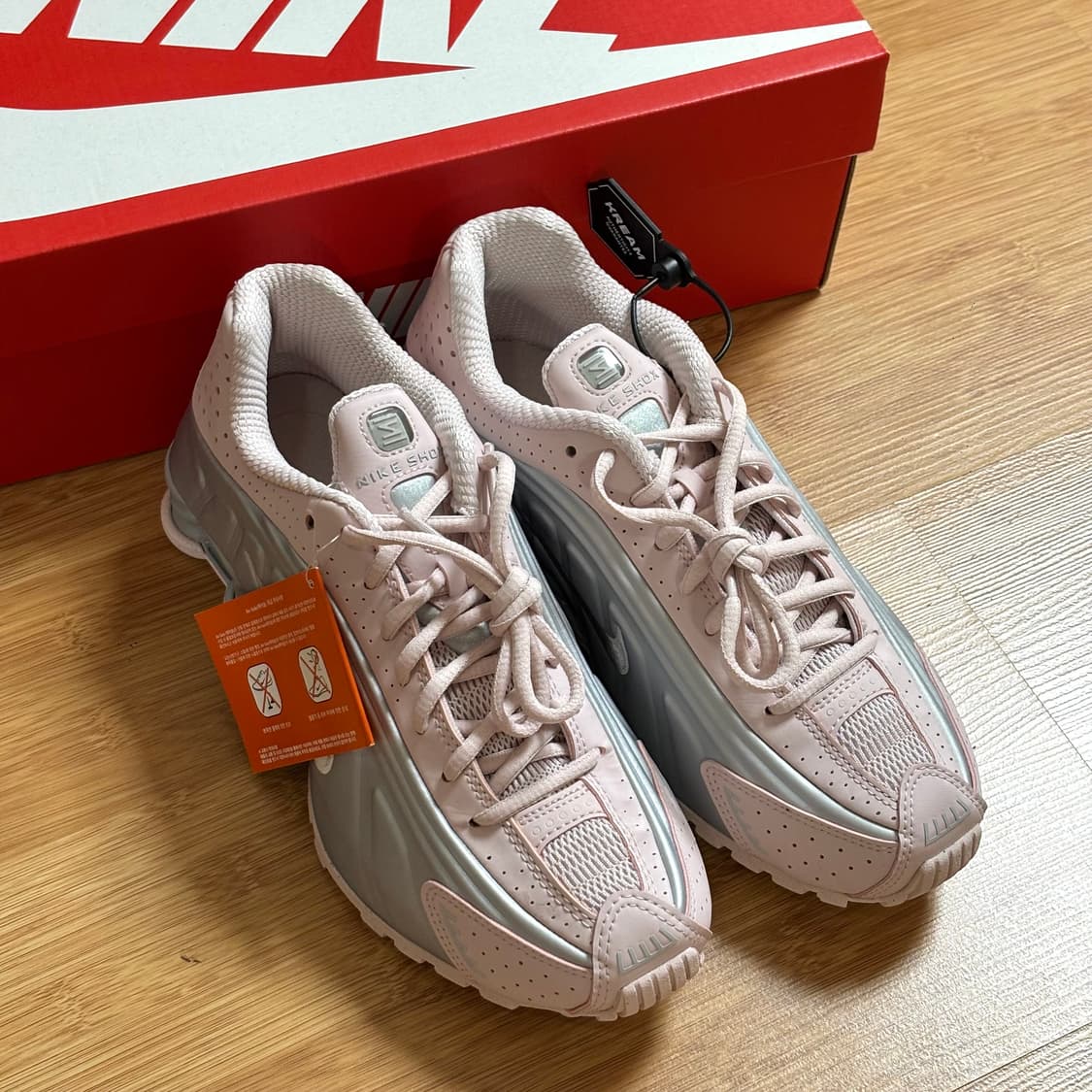 (새상품)나이키 샥스R4 W 핑크 235 - 베얼리 로즈:메탈릭 플래티넘 상품이미지1