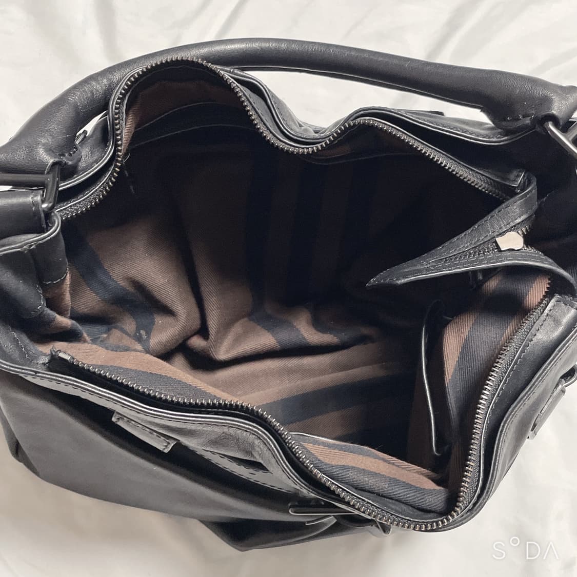 버버리 블랙 레더 호보백 상품이미지8