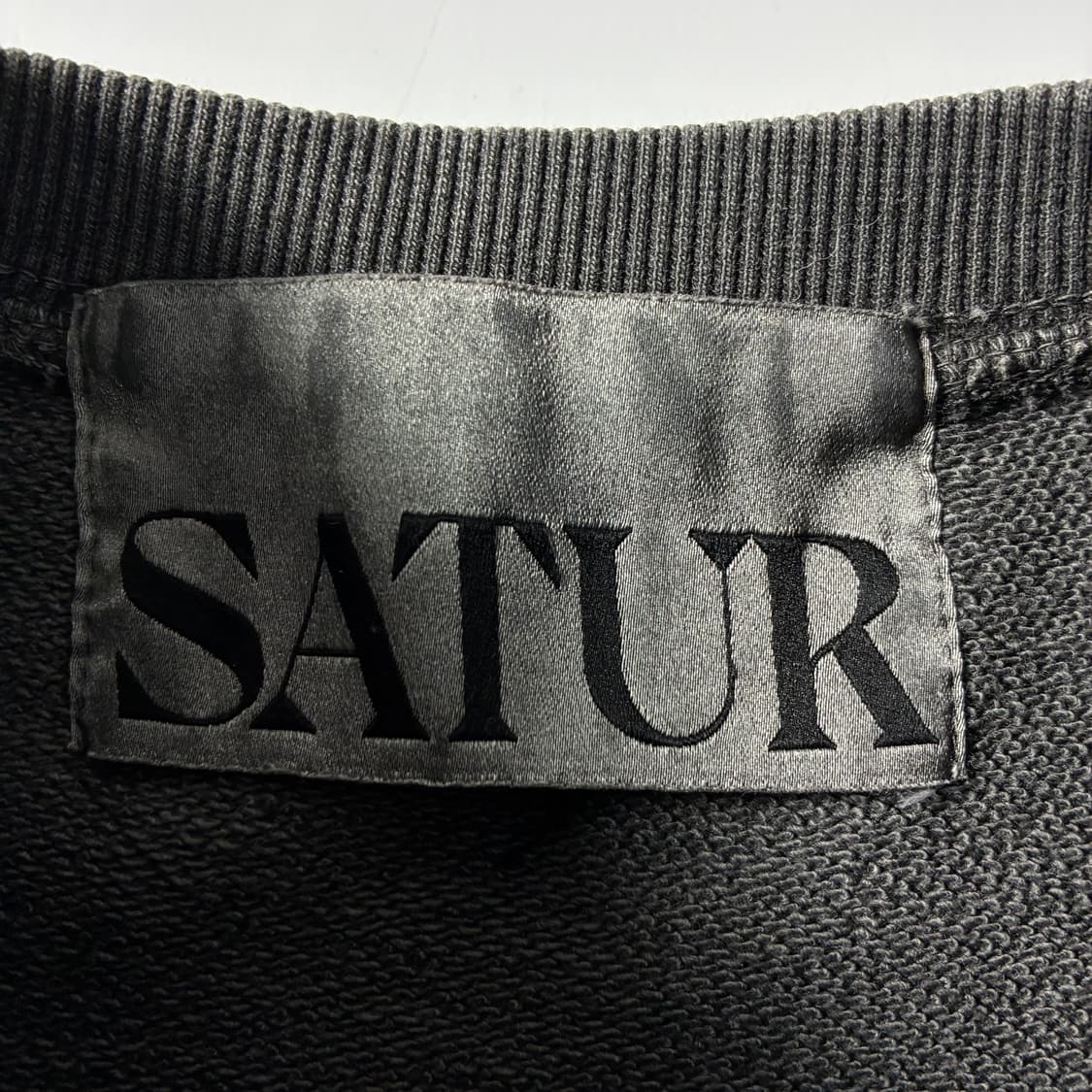 Satur  세터 더블린 언발란스 차콜 맨투맨  상품이미지4