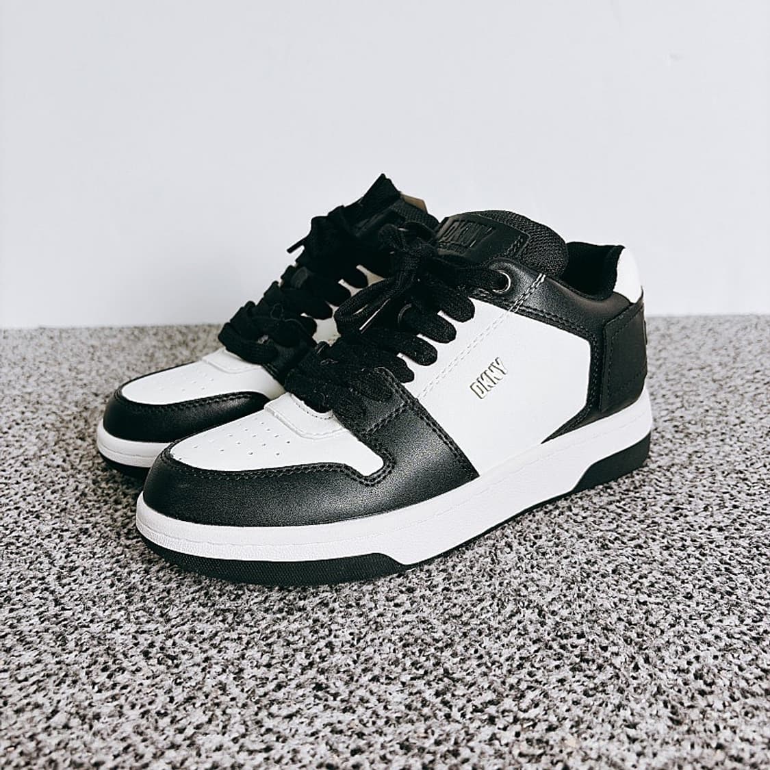 (정품/새상품) DKNY 공용 화이트 블랙 범고래 스니커즈 상품이미지3