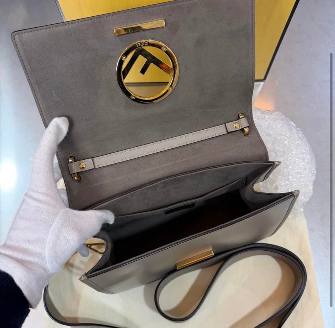 [리오브] 펜디 레더 칸 아이 F 숄더백 상품이미지4