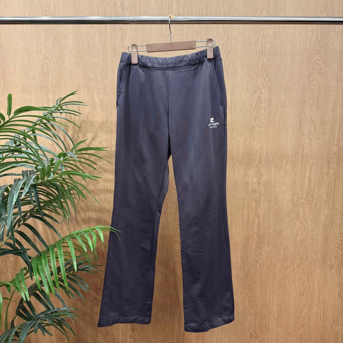 꾸레쥬 트레이닝 팬츠 밴딩 허리 스포츠 퓨처 로고 자수 디테일 그레이 상품이미지1