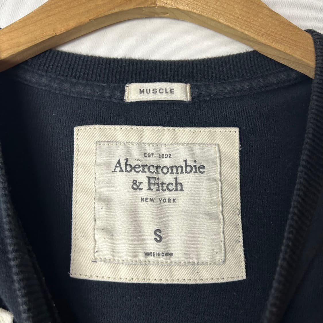 [Abercrombie] 아베크롬비 레터링자수 반팔티셔츠 상품이미지3