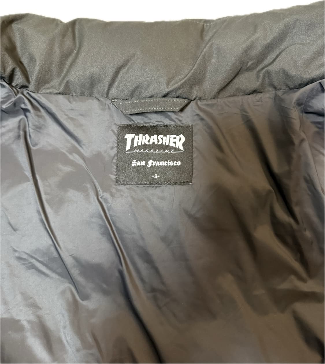 트레셔 엠보스 로고 숏 푸퍼 무광 블랙 S 상품이미지4