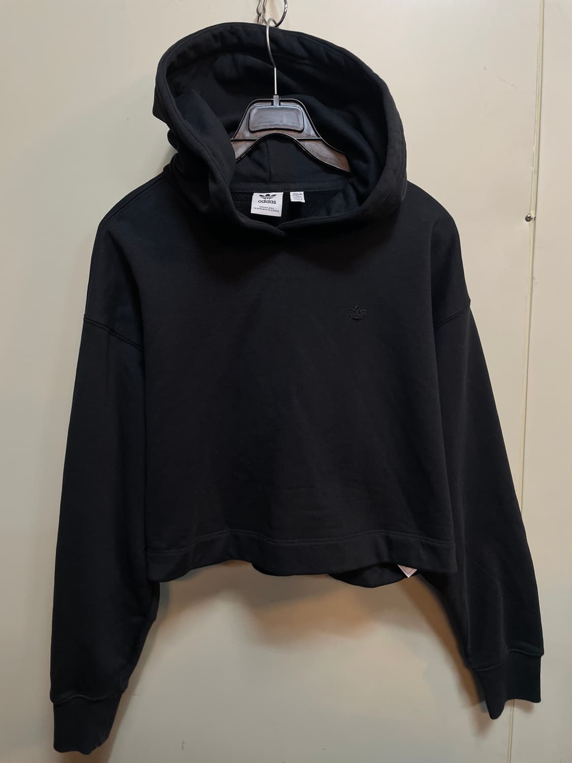 아디다스 블랙로고 크롭후드티 상품이미지1