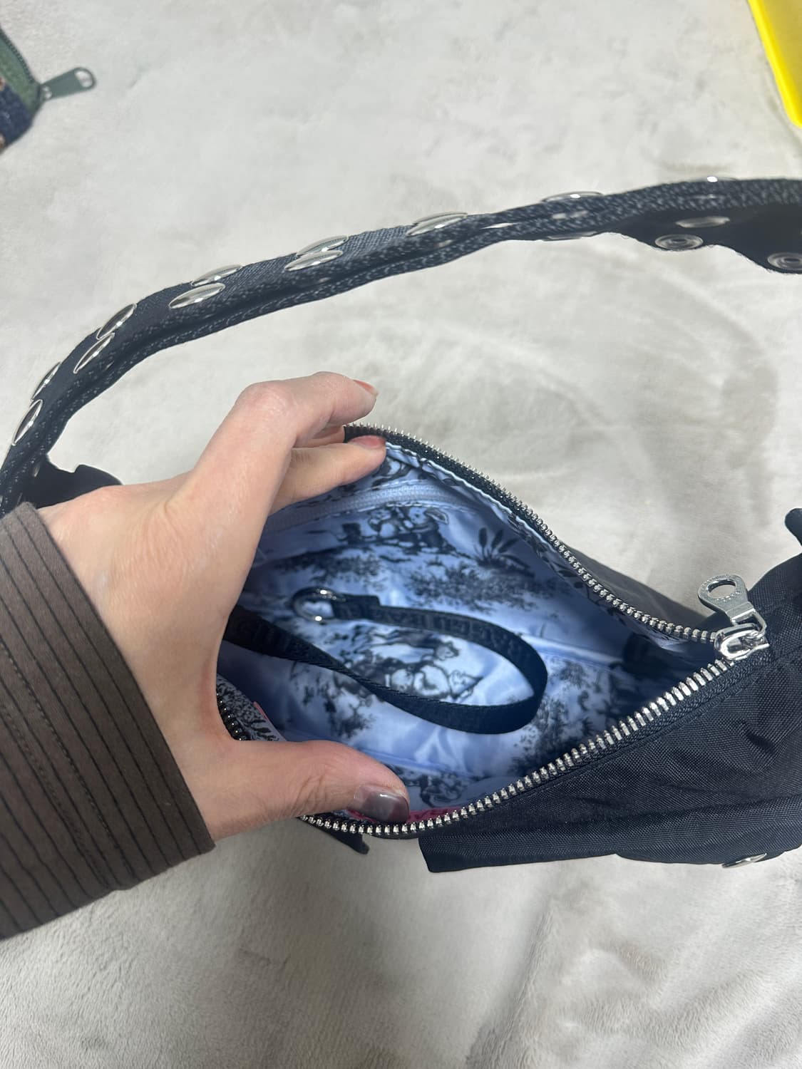 바쿠 X 몰리고다드 카고숄더백 Baggu 팝퍼 스트랩 블랙 상품이미지8