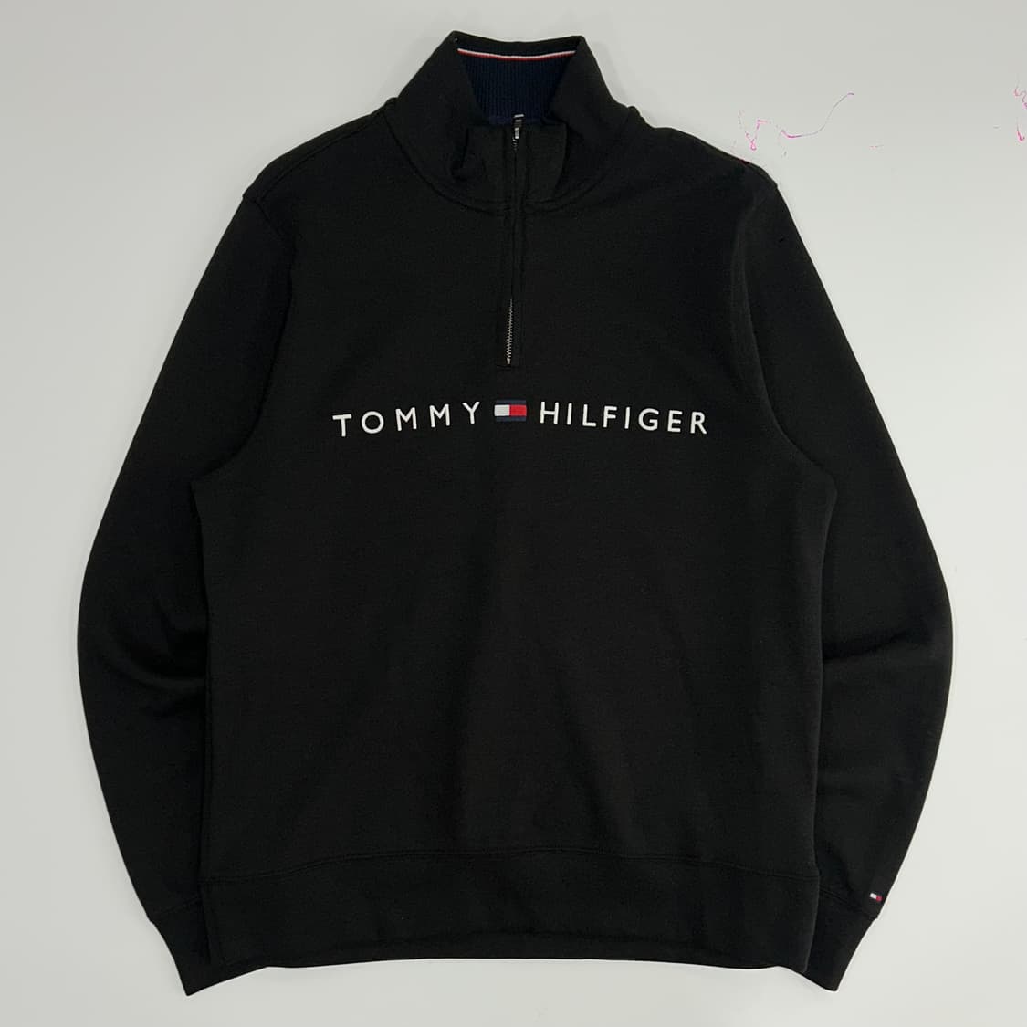 Tommy Hilfiger 타미힐피거 스펠아웃로고 블랙 반집업 맨투맨 상품이미지3