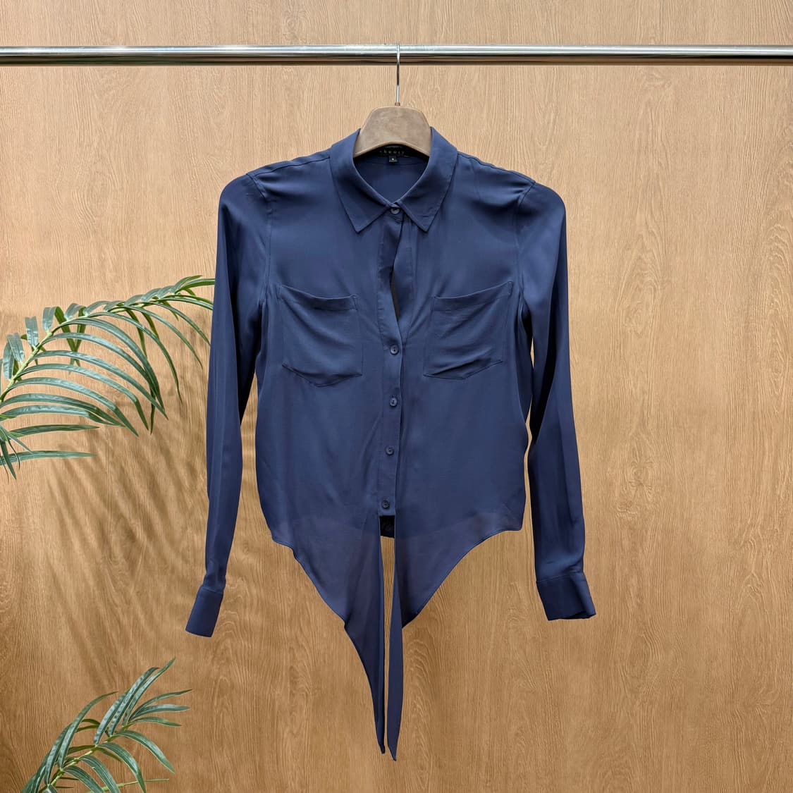 띠어리 실크 셔츠 블라우스 언발란스 타이 디테일 슬림핏 네이비 상품이미지1