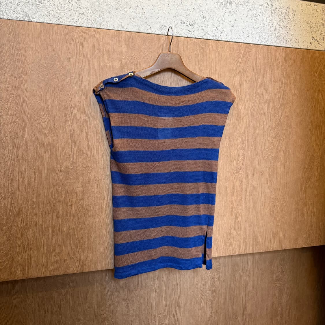 빈티지 슬리브리스 니트 스트라이프 패턴 숄더 버튼업 디테일 블루 브라운 상품이미지2