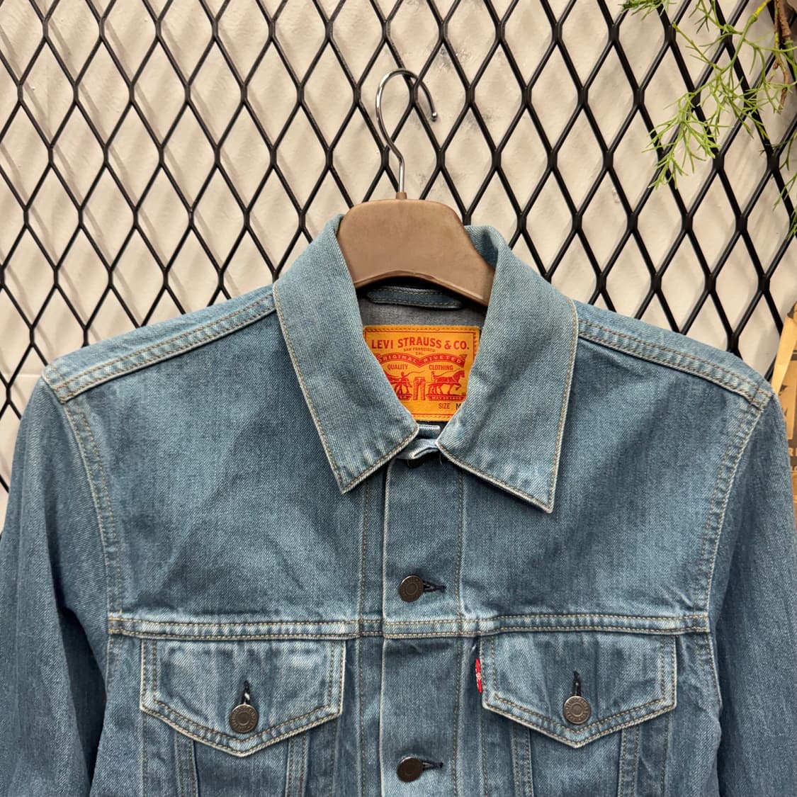 리바이스 데님 트러커 자켓 전면 투포켓 포인트 중청 워시드블루 상품이미지3