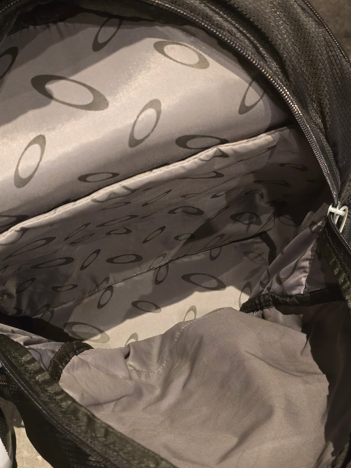 Oakley 오클리 키친 싱크 백팩 실버 블랙 상품이미지9