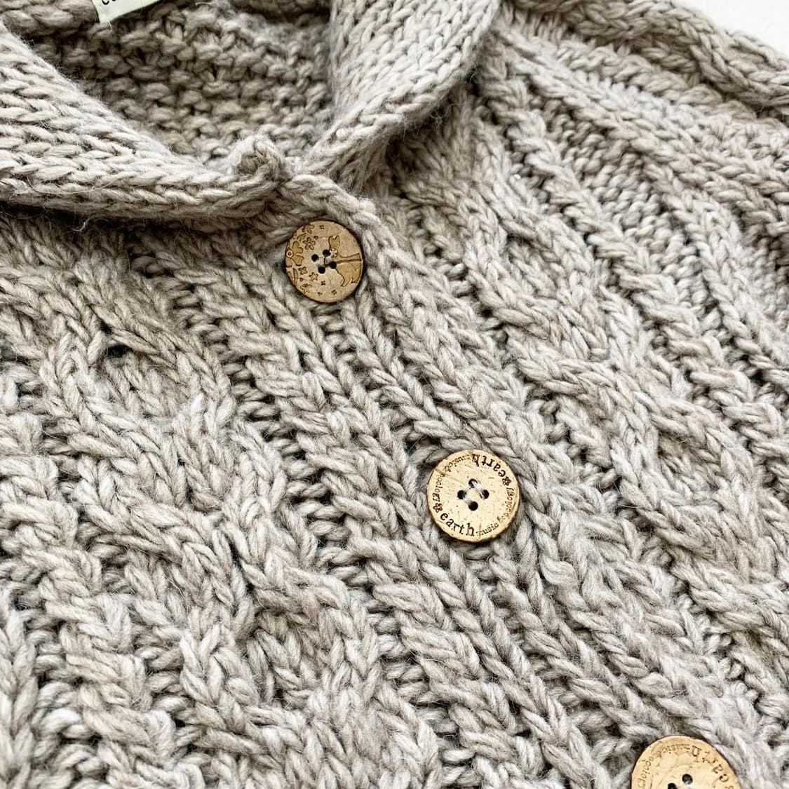 어스뮤직 우드자수 코코아 울 혼방 가디건 상품이미지2