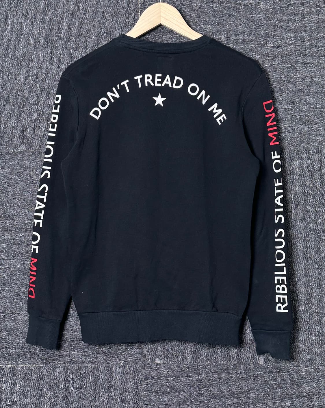 ZARA MAN 블랙 뱀 프린팅 맨투맨 상품이미지2