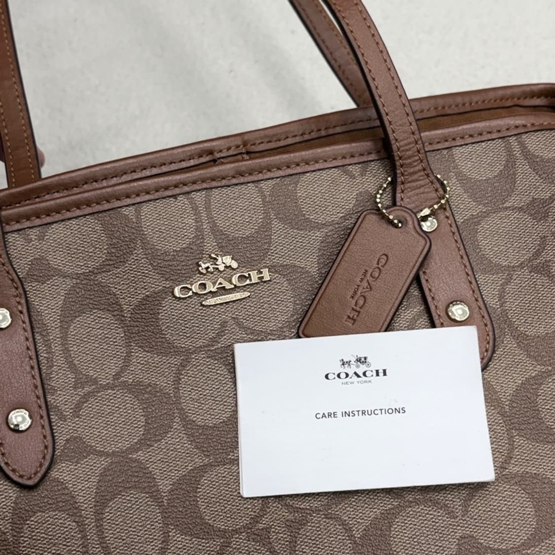 COACH 시그니처 드로우 스트링 캐리올 토트백 상품이미지2