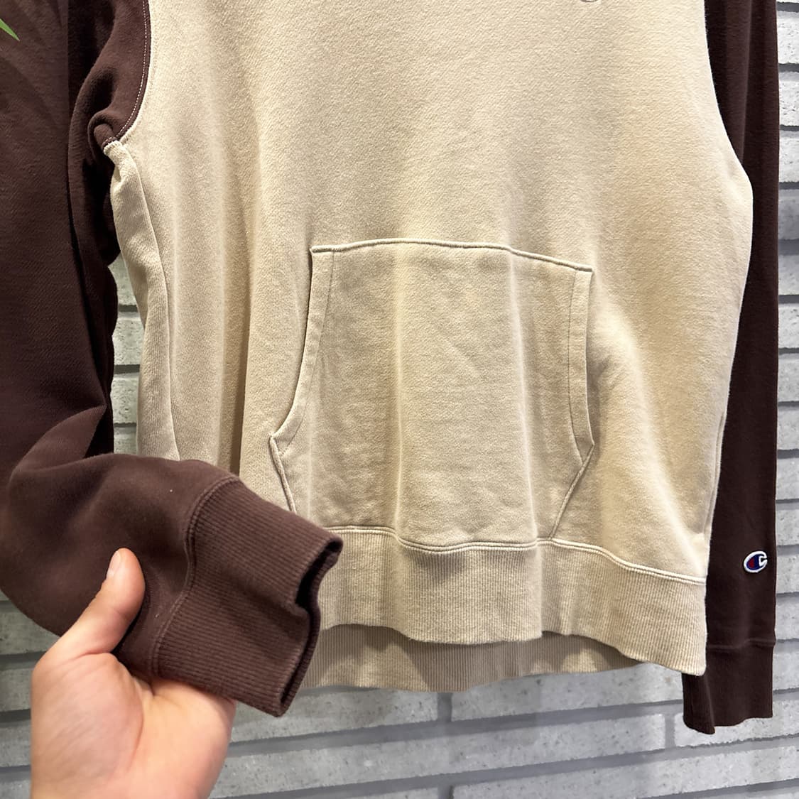 챔피온 컬러블럭 후드티 스몰로고 디테일 크림/브라운 10% 할인 상품이미지5