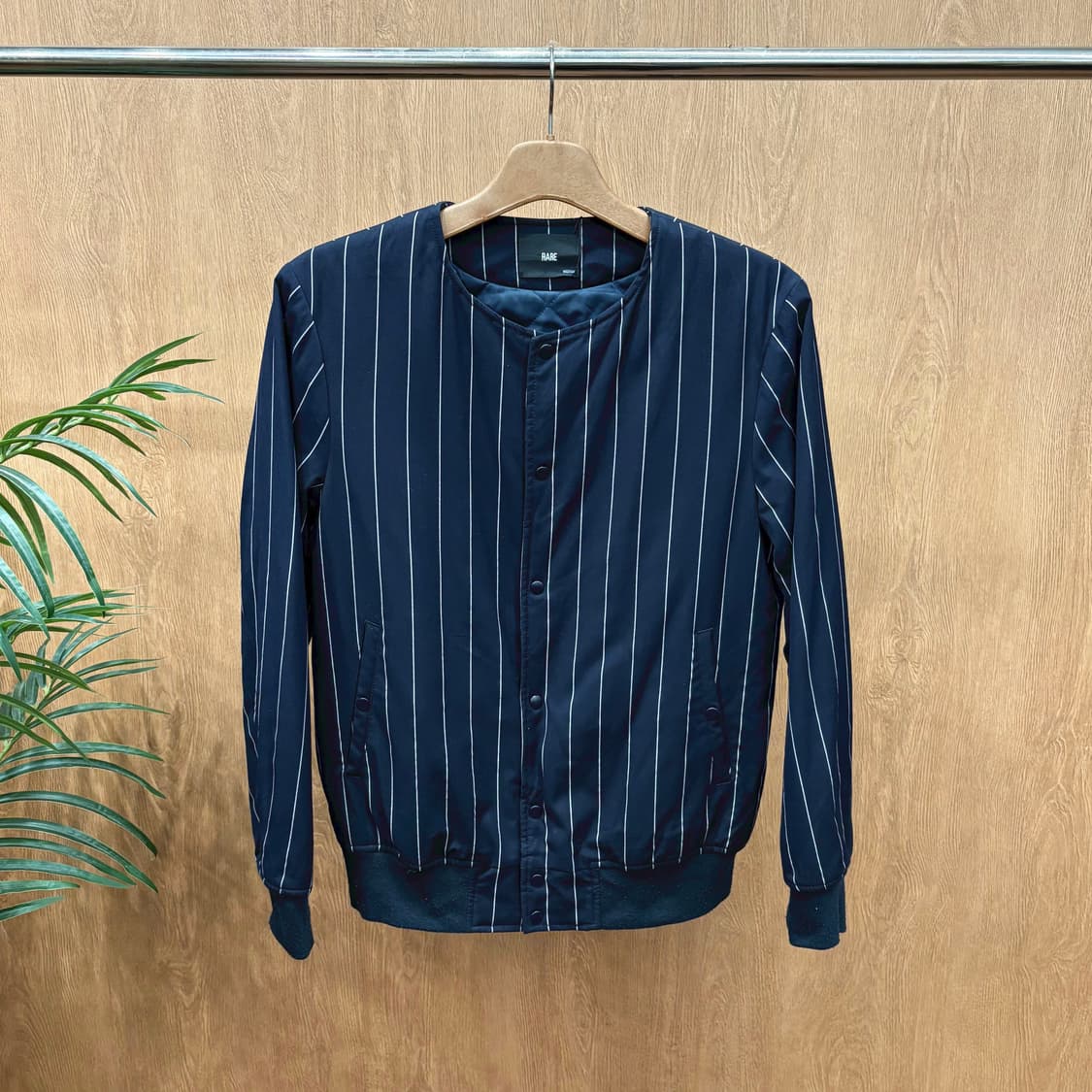 하레 노카라 라운드넥 라이트 자켓 스트라이프 패턴 포켓 디테일 네이비 상품이미지1