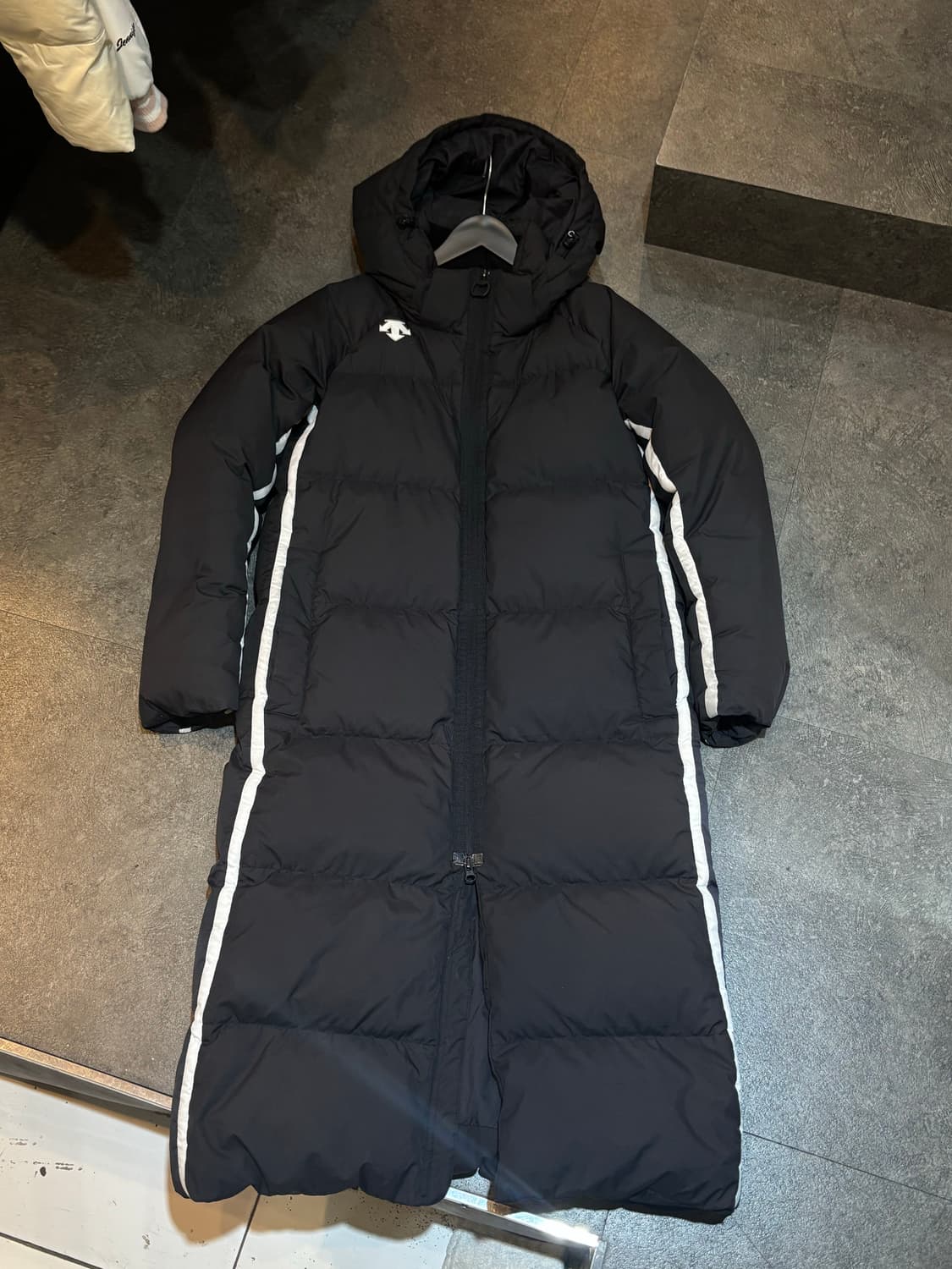 데상트 롱패딩 블랙  상품이미지2