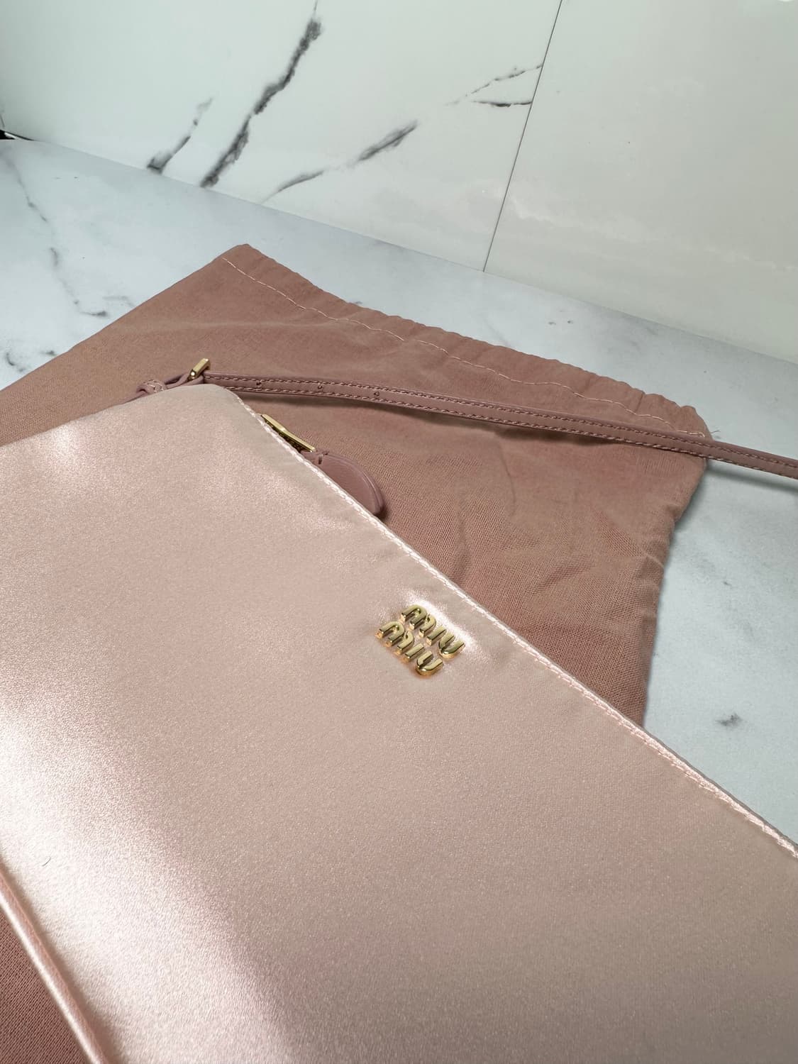 25년 신상[새상품급 정품] 미우미우 새틴 숄더백  상품이미지2