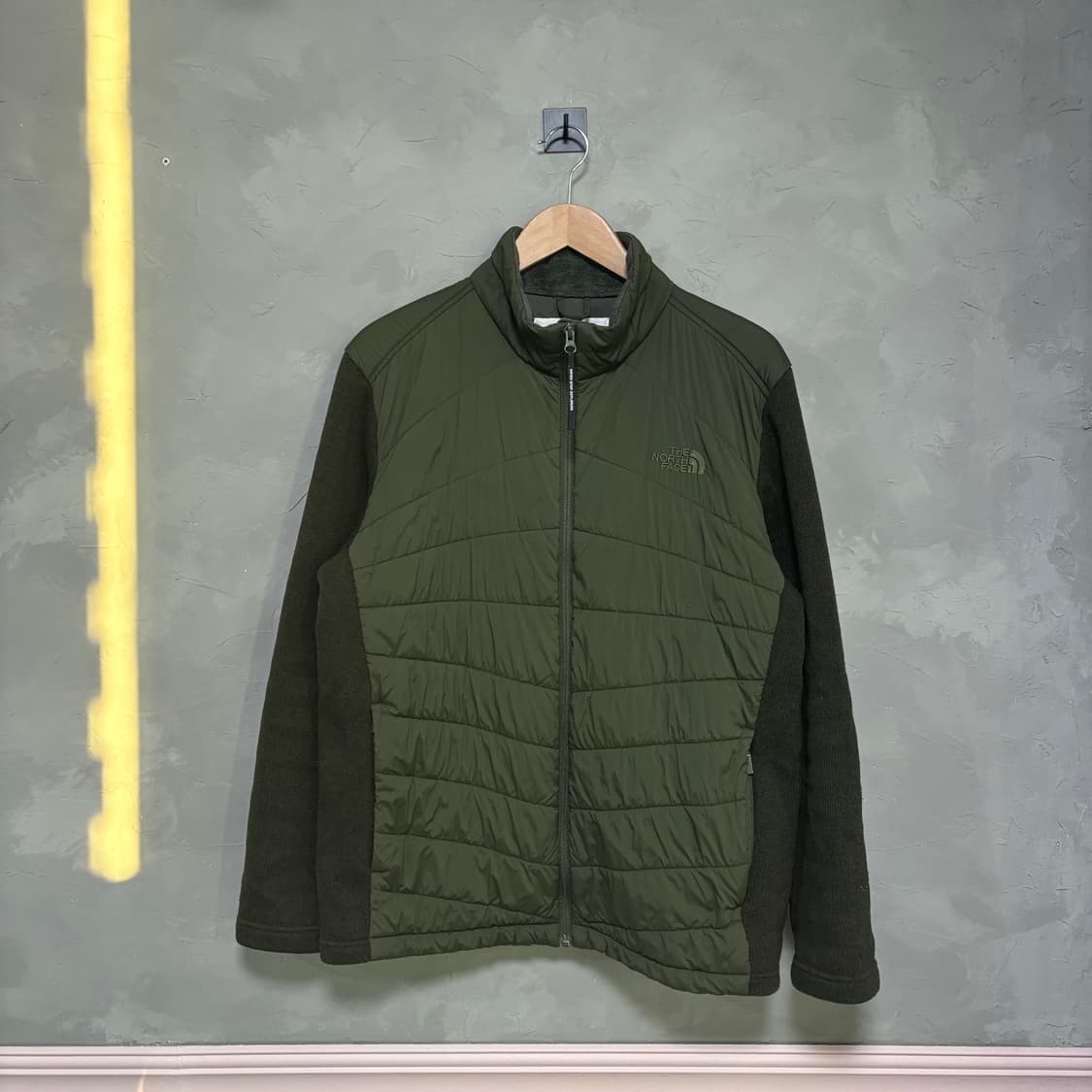 노스페이스 v-모션 후리스 니트 패딩 카키 상품이미지1