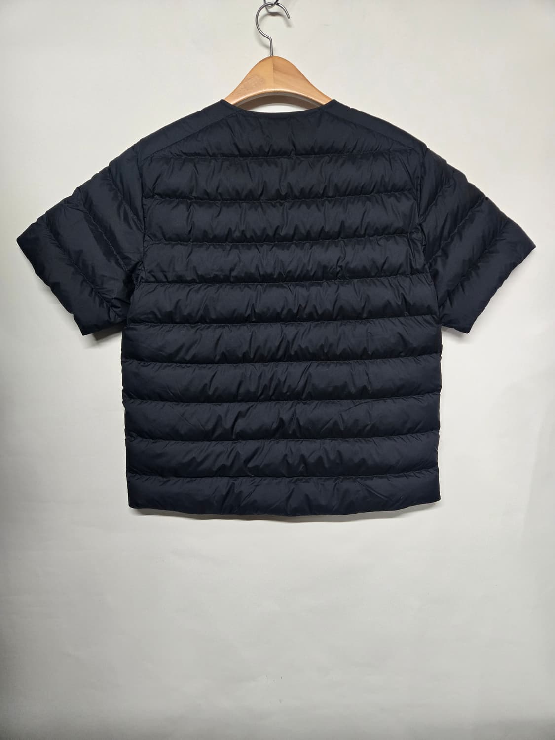 25신상 새제품)무신사 스탠다드 경량 반팔 숏패딩 블랙 L 상품이미지3