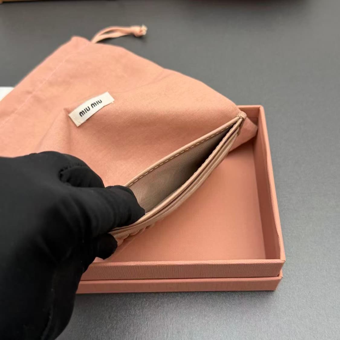 미우 미우 마테라쎄 나파 가죽 카드 홀더 샌드 베이지 상품이미지8