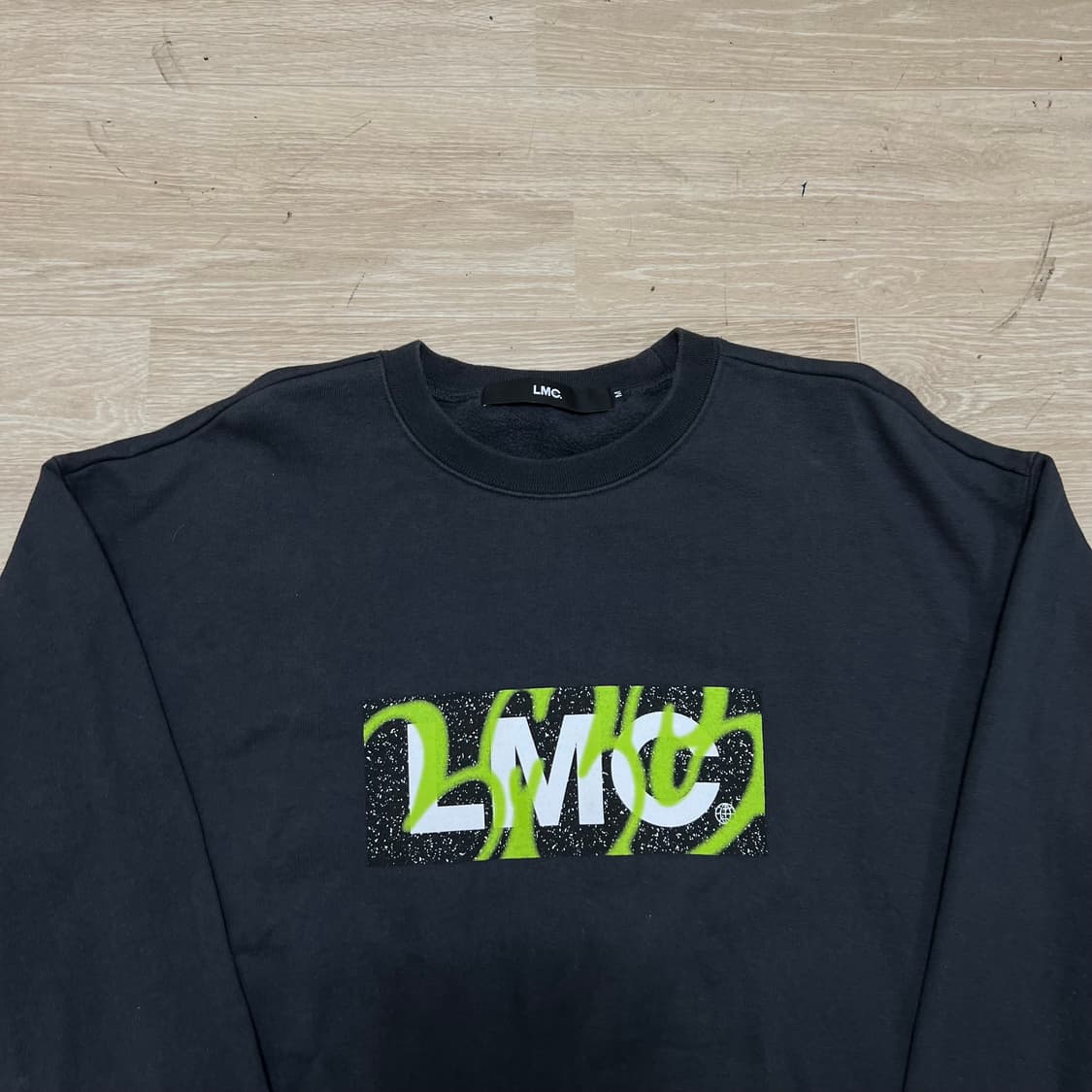 LMC 엘엠씨 남여공용 빅프린팅 기모 맨투맨 티셔츠 [블랙] M/95 상품이미지2