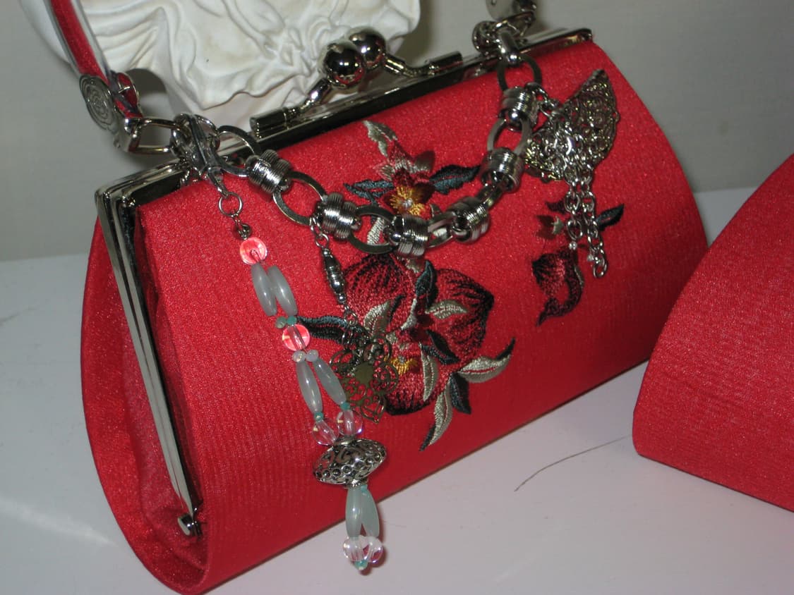 오리엔탈 레드 자수 도트 클러치백 체인메이드 상품이미지3