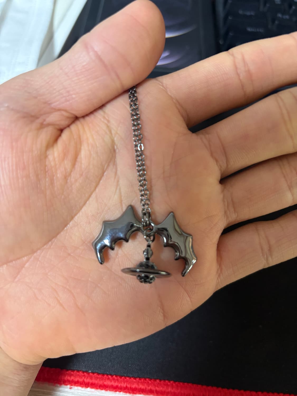 비비안웨스트우드 박쥐 목걸이 판매합니다 상품이미지3