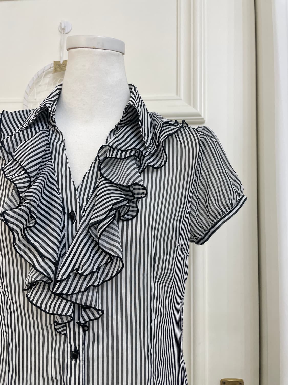 black stripe frill point puff blouse 상품이미지7