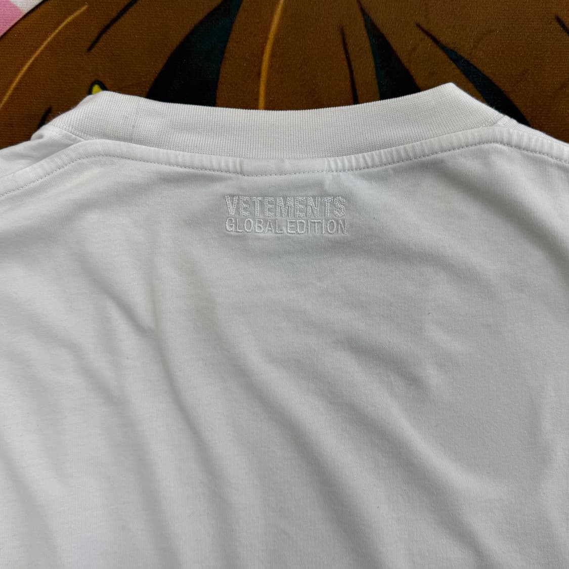 Vetements 베트멍 Think Globally 로고 티셔츠 화이트 상품이미지4