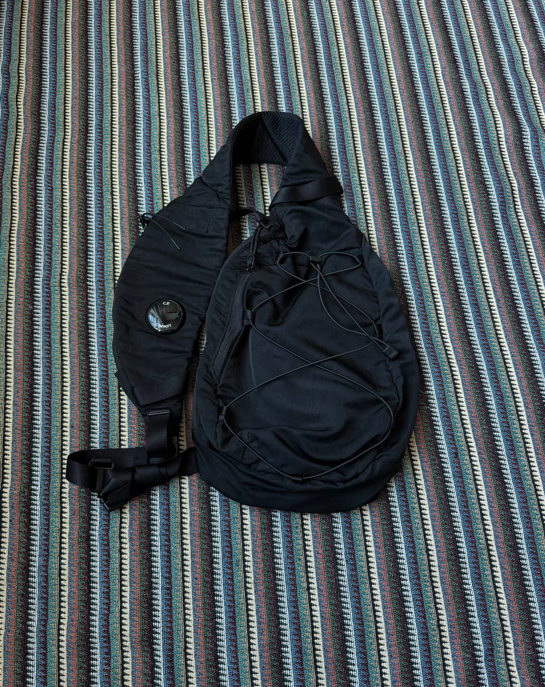 cp컴퍼니 슬링백 블랙 상품이미지1