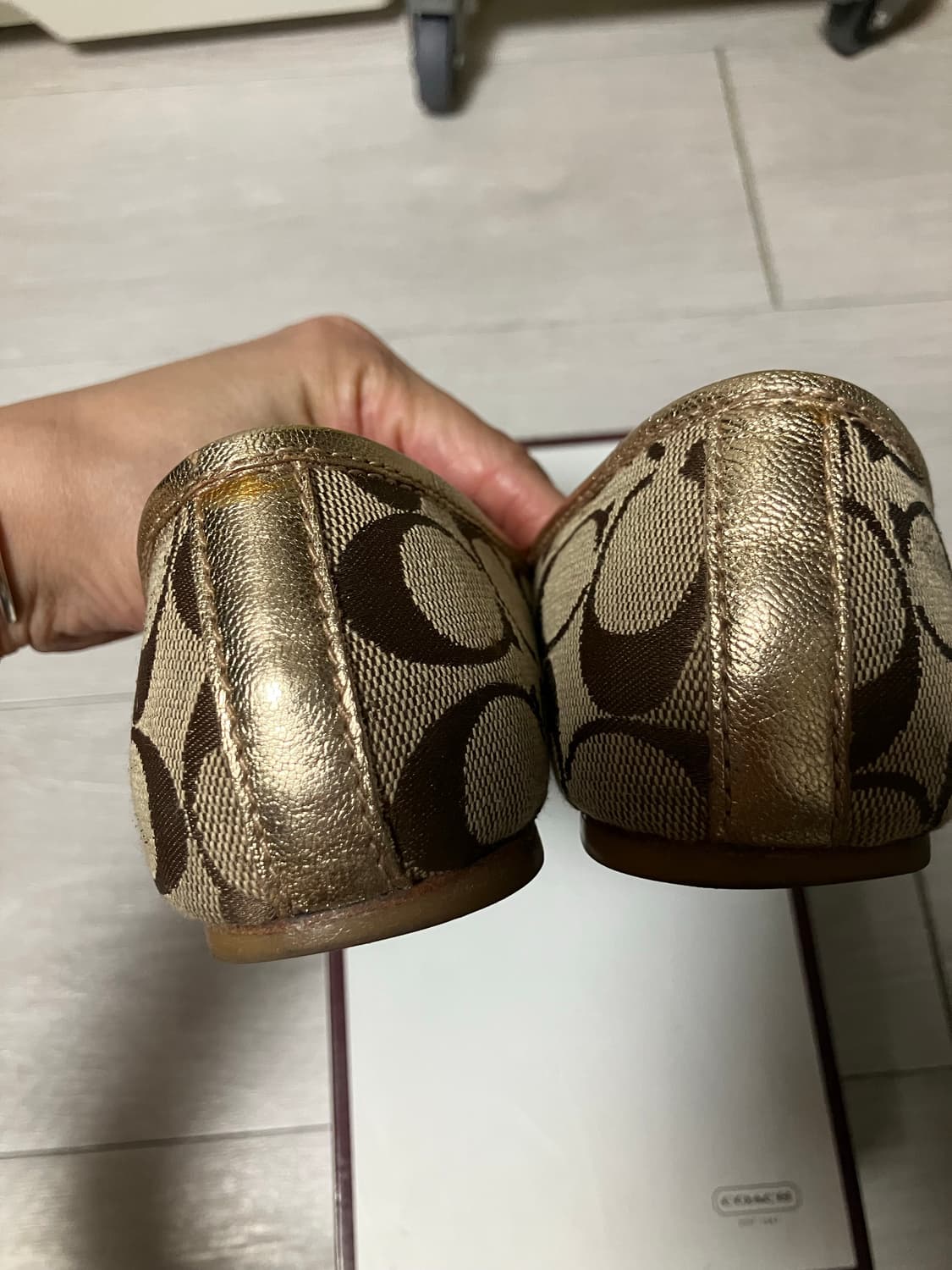 코치 턴락 시그니쳐 모노그램 골드 플랫 슈즈 6 상품이미지4